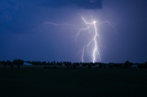 盈富优配 印媒：印度一邦两小时内遭6.1万次雷击，造成12人死亡