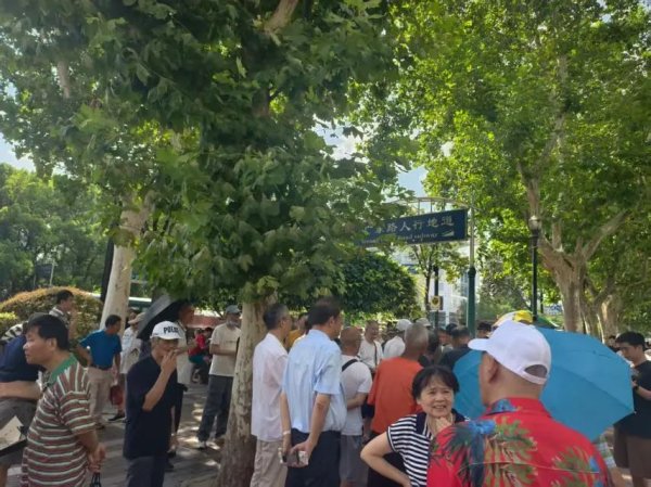 对对配 人声鼎沸！“马路股市沙龙”又火了，有老股民全仓券商股！“等了10个月，终于大赚了！”